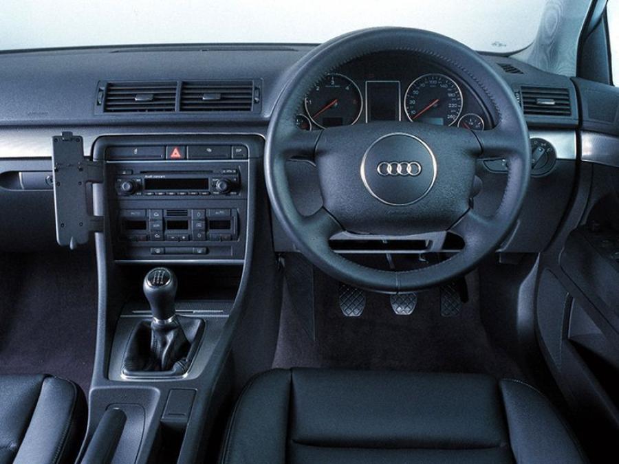 Торпедо Audi A4 2.0 Sedan (B6,8E) 2000 года  (ZA) (фото 3 из 7)